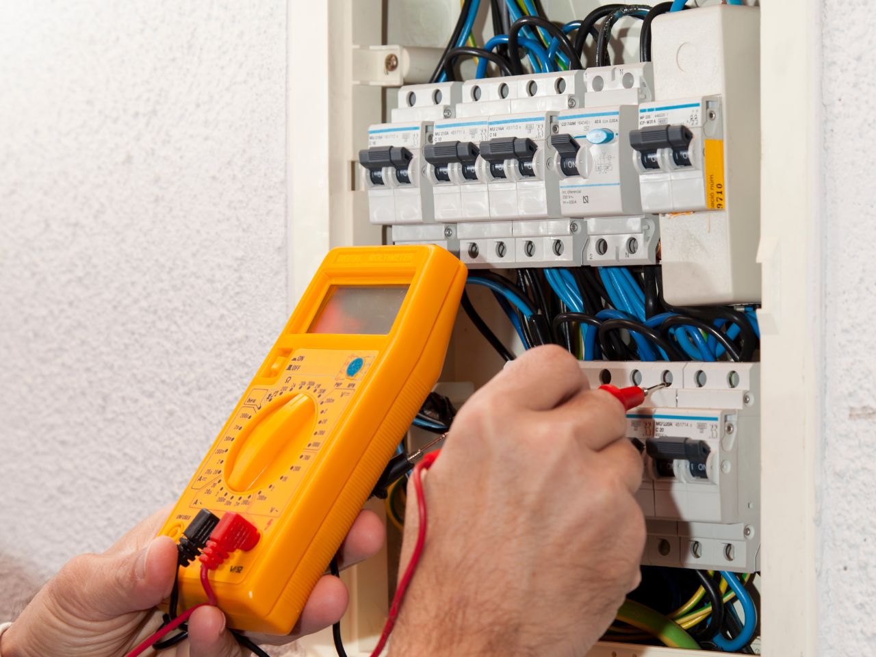 Petugas Pln Listrik