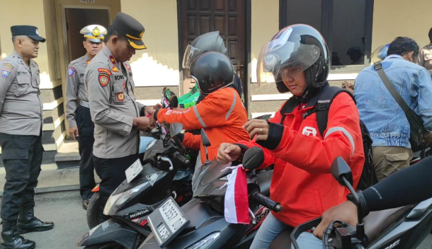 Polisi Bagi Bendera