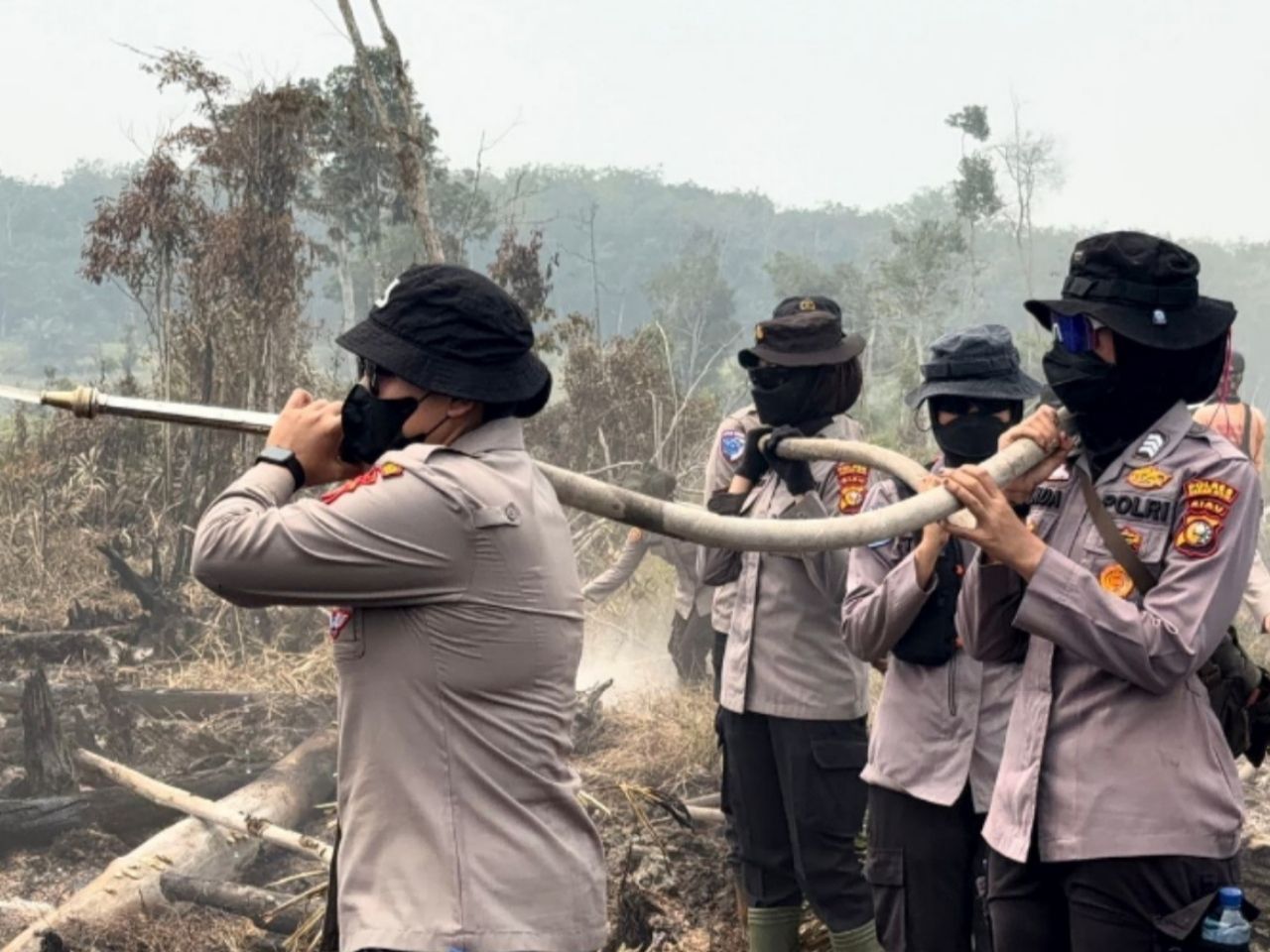 Polwan Bantu Pemadaman Api