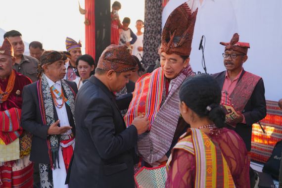 Raja Timor Nobatkan Jokowi