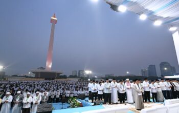 Shalat Maghrib Berjamaah Di Monas