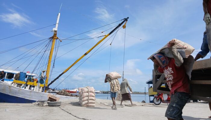 Buruh Pelabuhan Ancam Mogok Nasional: Arus Logistik Indonesia Terancam Terganggu