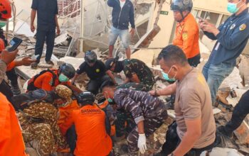 Petugas Mengevakuasi Korban Gempa M77 Di Ntt