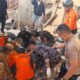 Petugas Mengevakuasi Korban Gempa M77 Di Ntt
