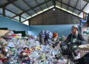 Sampah Rumah Tangga Disulap Jadi Cuan, Ibu-Ibu Karawang dan Meulaboh Ciptakan Produk Bernilai