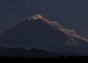 Gunung Merapi Luncurkan Awan Panas 2 Kilometer ke Kali Boyong