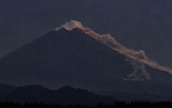 Gunung Merapi Luncurkan Awan Panas 2 Kilometer ke Kali Boyong