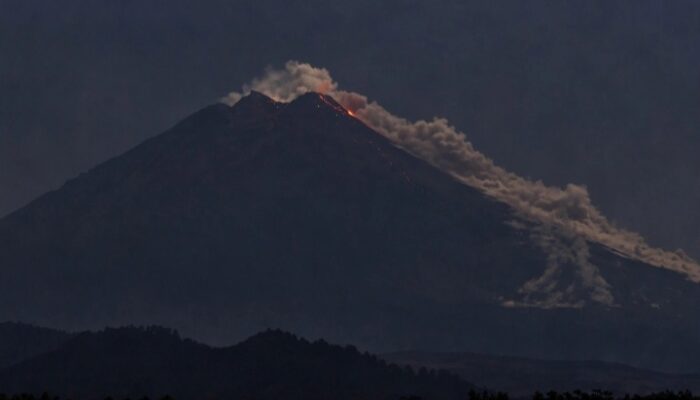 Gunung Merapi Luncurkan Awan Panas 2 Kilometer ke Kali Boyong