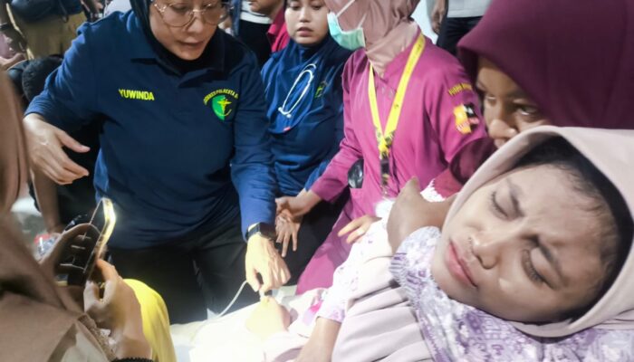 Polisi Bantu Evakuasi dan Dampingi Santri Korban Keracunan MBG di Sidoarjo