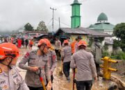 Galodo Terjang Solok, Polri Bergerak Cepat: SAR Dikerahkan, Mapolres Buka Pengungsian