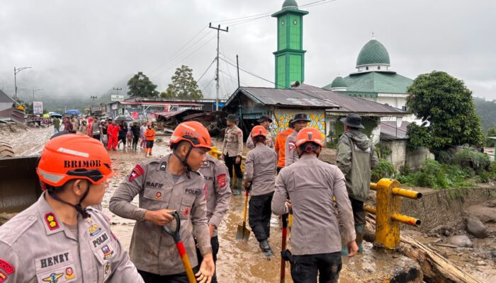 Galodo Terjang Solok, Polri Bergerak Cepat: SAR Dikerahkan, Mapolres Buka Pengungsian