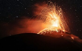 Lava Pijar Mengalir di Malam Hari, Warga Kaki Gunung Ili Lewotolok Tingkatkan Kewaspadaan