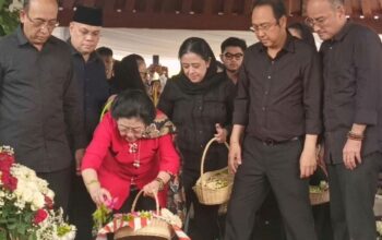 Megawati Antar Jenazah Guruh Soekarnoputra ke Peristirahatan Terakhir