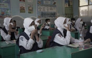 Siswa Sekolah Pakai Masker