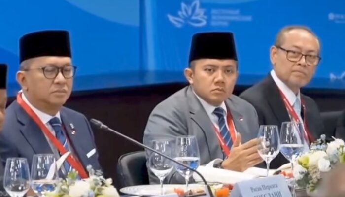 Dinamika di Balik Putaran Pulpen Seskab Teddy: Antara Fidgeting Kognitif dan Etiket Meja Perundingan