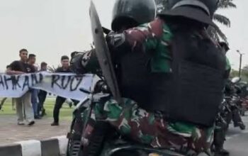 Yonif 203 Hadapi Pendemo