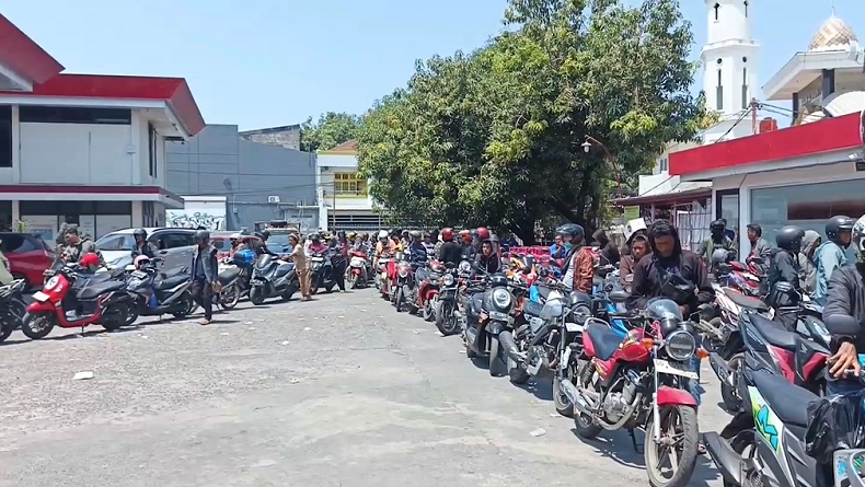 Antrean Bbm Di Makassar