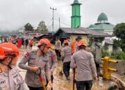 Brimob Polri Bantu Tangani Banjir Bandang