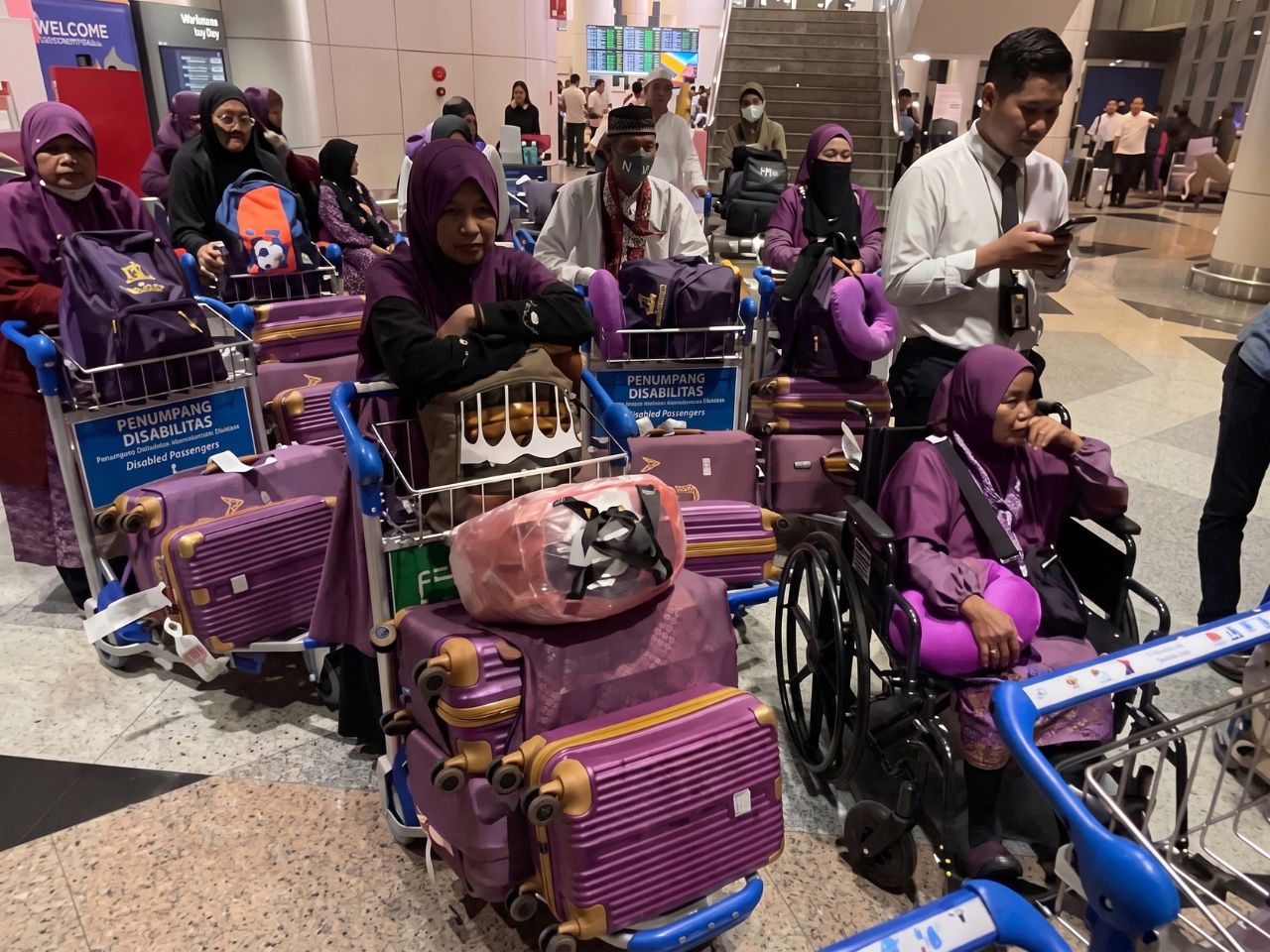 Dampak Abu Vulkanik Jamaah Umroh Asni Tour Transit Di Kuala Lumpur