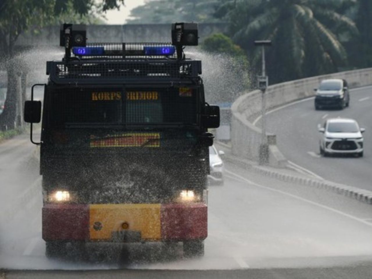 Water Cannon Polisi Semprot Jalan