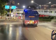 Brimob Polda Metro Kerahkan Water Cannon Semprot Jalan Terdampak Abu Gunung Anak Krakatau