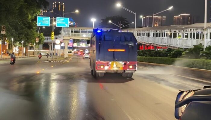 Brimob Polda Metro Kerahkan Water Cannon Semprot Jalan Terdampak Abu Gunung Anak Krakatau