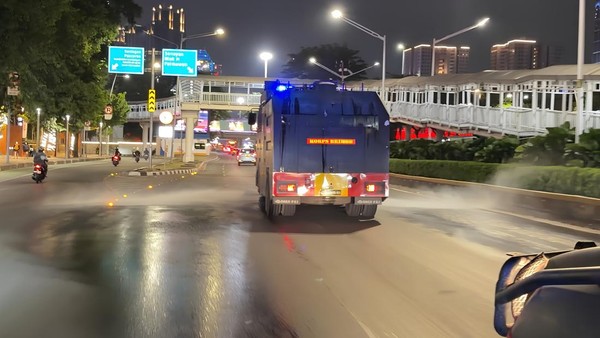 Water Cannon Brimob Polda Metro Jaya Semprot Jalanan Kurangi Sebaran Abu Anak Krakatau 1788707160085 169