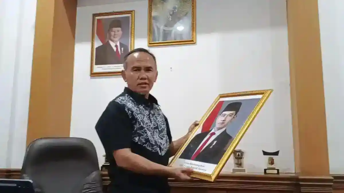 20261008 Turunkan Foto Gibran
