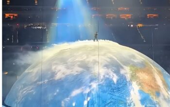 GBK Disulap Jadi Planet Luar Angkasa: Ye Pukau Jakarta Lewat Konser Spektakuler ‘Ye Live in Jakarta’