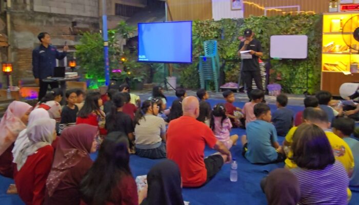Bikin Takjub! Anak-anak hingga Orang Tua Tampil Berbahasa Inggris di RT Inggris Jaksel