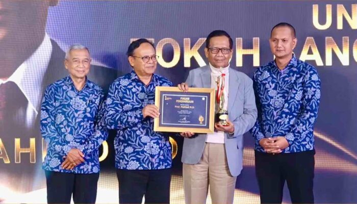 Mahfud MD Raih Penghargaan Tokoh Bangsa dari Dewan Pers 2026