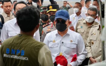 Menko Polkam Luncurkan Penerapan Perdana Teknologi Dry Ice untuk Urai Kabut Asap Karhutla