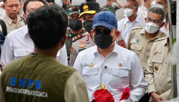 Menko Polkam Luncurkan Penerapan Perdana Teknologi Dry Ice untuk Urai Kabut Asap Karhutla