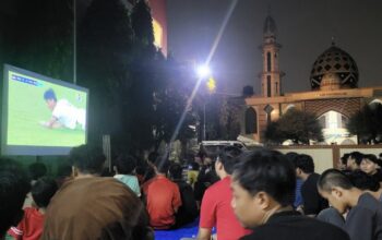 Sengit! Santri dan Warga Bekasi Padati Nobar Indonesia vs Thailand di Ponpes Sya’airullah