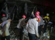 Petugas Polisi Bantu Korban