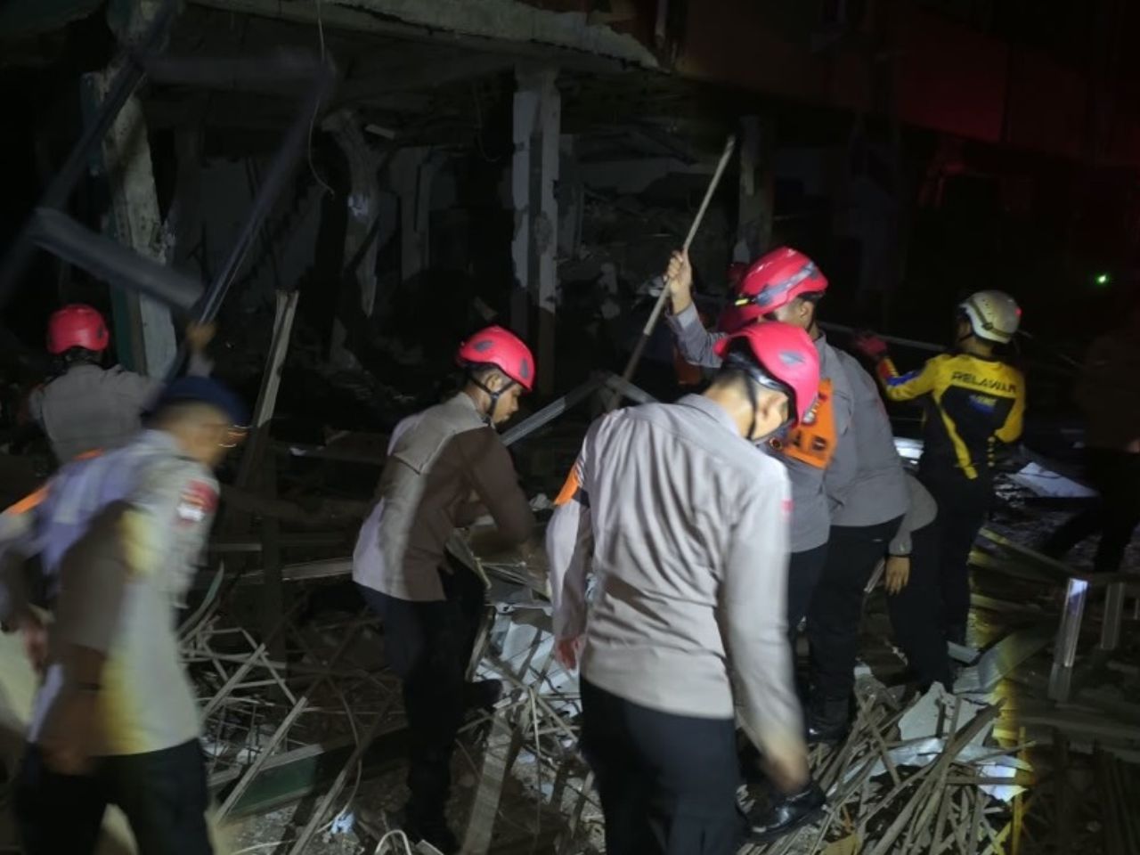 Petugas Polisi Bantu Korban