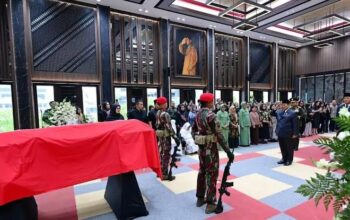 Prabowo Beri Penghormatan Terakhir kepada Jenderal TNI (Purn) Subagyo H.S. di Mabesad