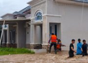 Satbrimob Polda Sumbar Tangani Banjir Padang 5