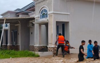Gerak Cepat Tangani Banjir Padang, 300 Personel Brimob Dikerahkan Evakuasi Warga