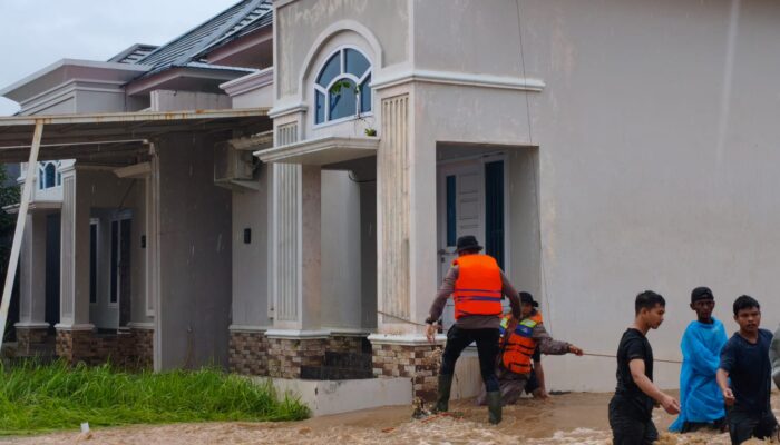 Gerak Cepat Tangani Banjir Padang, 300 Personel Brimob Dikerahkan Evakuasi Warga