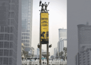 Spanduk Greenpeace Di Bundaran Hi
