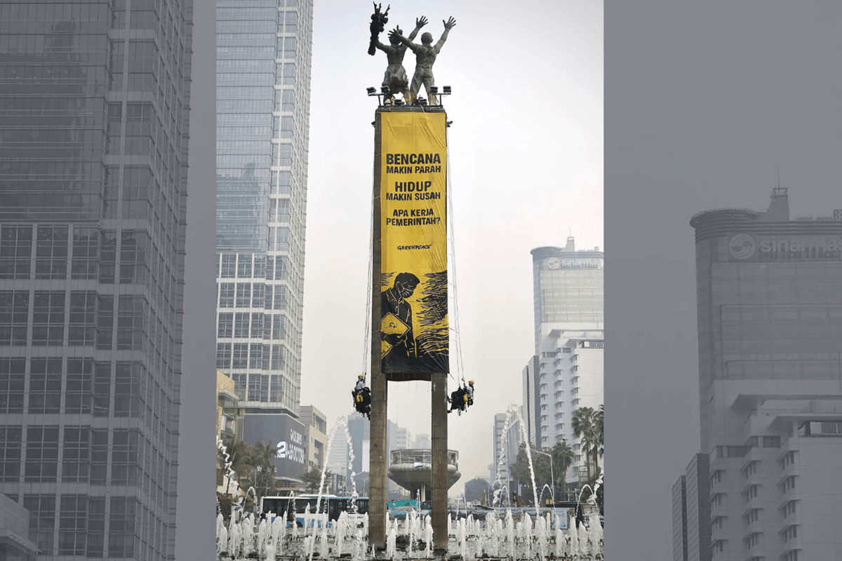 Spanduk Greenpeace Di Bundaran Hi