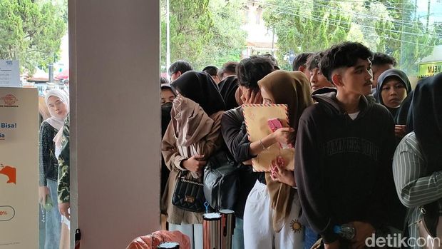 Antrean Panjang Pelamar Kerja Di Cianjur Rabu 722024 169