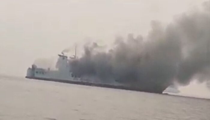 Breaking News! Kapal Feri Tujuan Merak Terbakar, Penumpang Dievakuasi Perahu Kecil