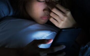 Gadget Bikin Cepat Tidur atau Justru Sulit Terlelap? Ini Fakta Medisnya