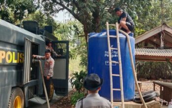 Polisi Salurkan Air Bersih Kepada Warga Yang Mengadu Kekeringan Di Purwakarta Dokistimewa 1791533011907 43