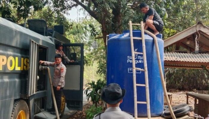 Respons Cepat Aduan Kekeringan, Polres Purwakarta Wujudkan Semangat Polisi Bersama Masyarakat