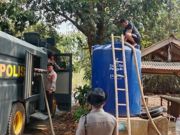 Polisi Salurkan Air Bersih Kepada Warga Yang Mengadu Kekeringan Di Purwakarta Dokistimewa 1791533011907 43